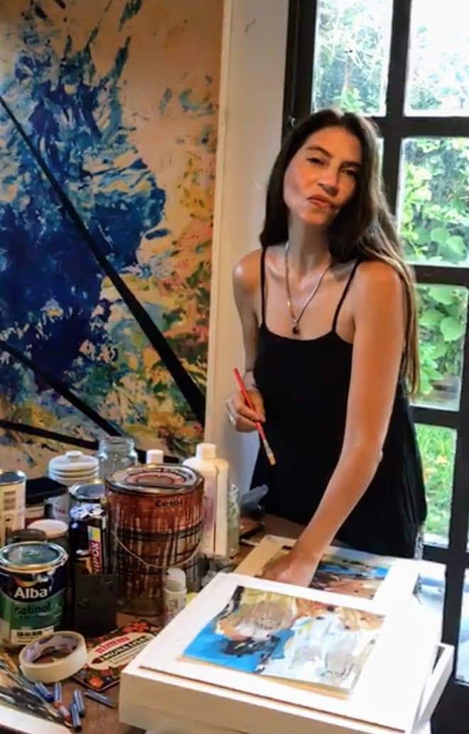Yamila Antonelli pintando en su taller